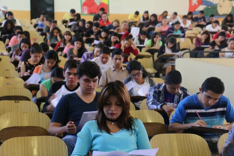 Opinión: buscar empleo o ir a la universidad ¿A que me dedico en El Salvador?