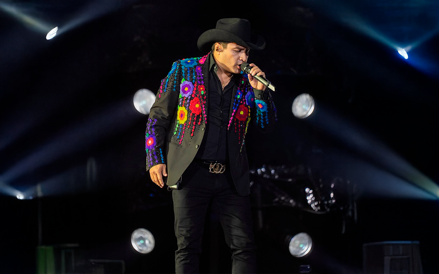 Julión Álvarez hace historia con su primer concierto en El Salvador