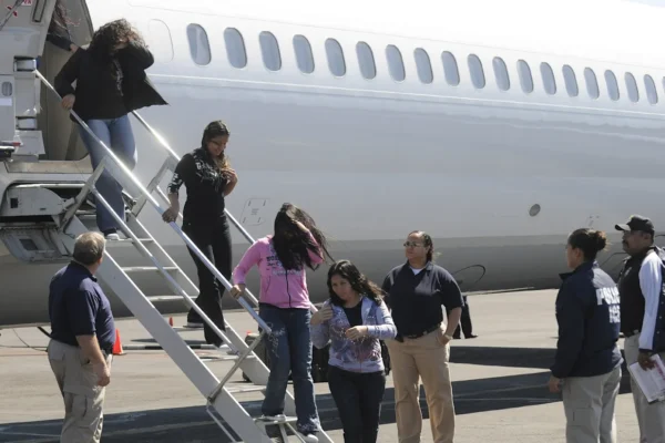 Deportaciones de salvadoreños casi se duplican en 2026: ICE envió a más de 5,000 personas solo en el primer trimestre