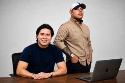 Salvadoreños lanzan startup con IA que compara precios en tiempo real para ahorrar en compras Online
