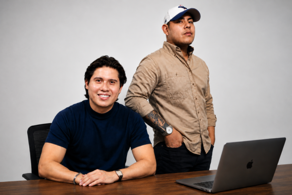 Salvadoreños lanzan startup con IA que compara precios en tiempo real para ahorrar en compras Online